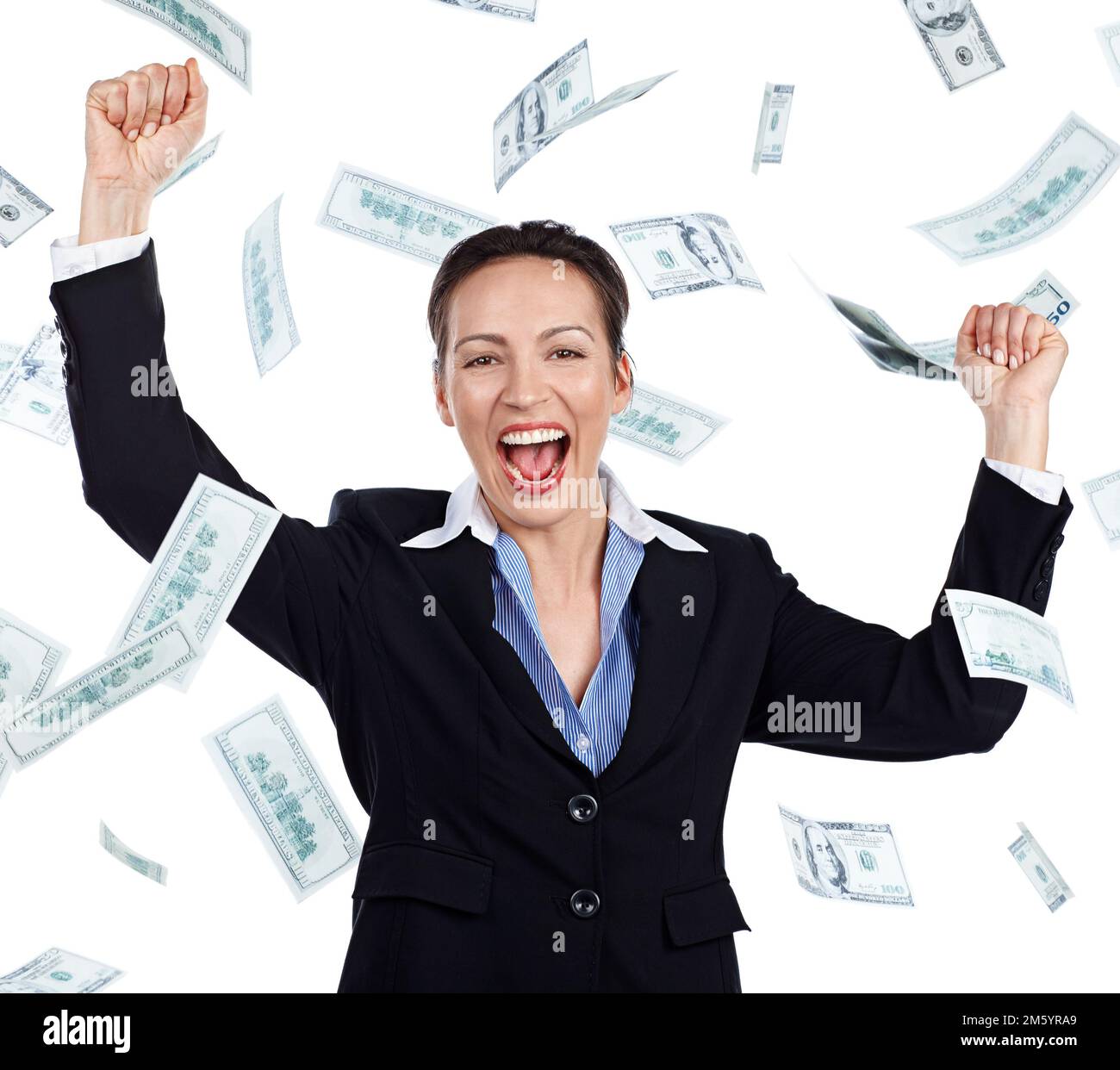 J'ai gagné. Portrait court d'une femme d'affaires qui applaudit alors que de l'argent pleut sur un fond blanc. Banque D'Images