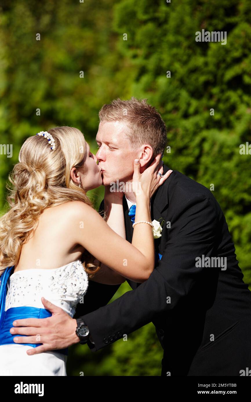 Sceller l'affaire avec un baiser. une mariée et un marié embrassant le jour de leur mariage. Banque D'Images