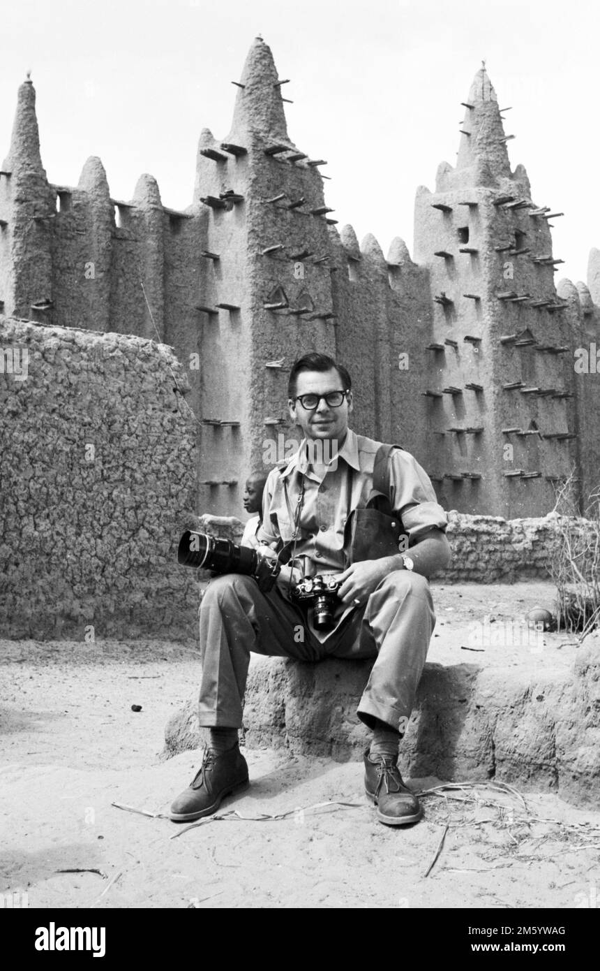 Phillip Harrington à la Grande Mosquée de Djenne, Mali, 1959 Banque D'Images