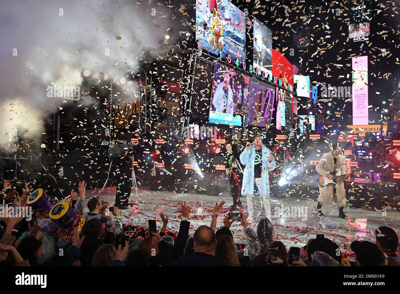 New York, États-Unis. 31st décembre 2022. Le groupe de rock anglais Duran Duran se produit lors de la célébration du nouvel an 2023 Times Square, New York, NY, 31 décembre 2022. (Photo par Anthony Behar/Sipa USA) crédit: SIPA USA/Alay Live News Banque D'Images