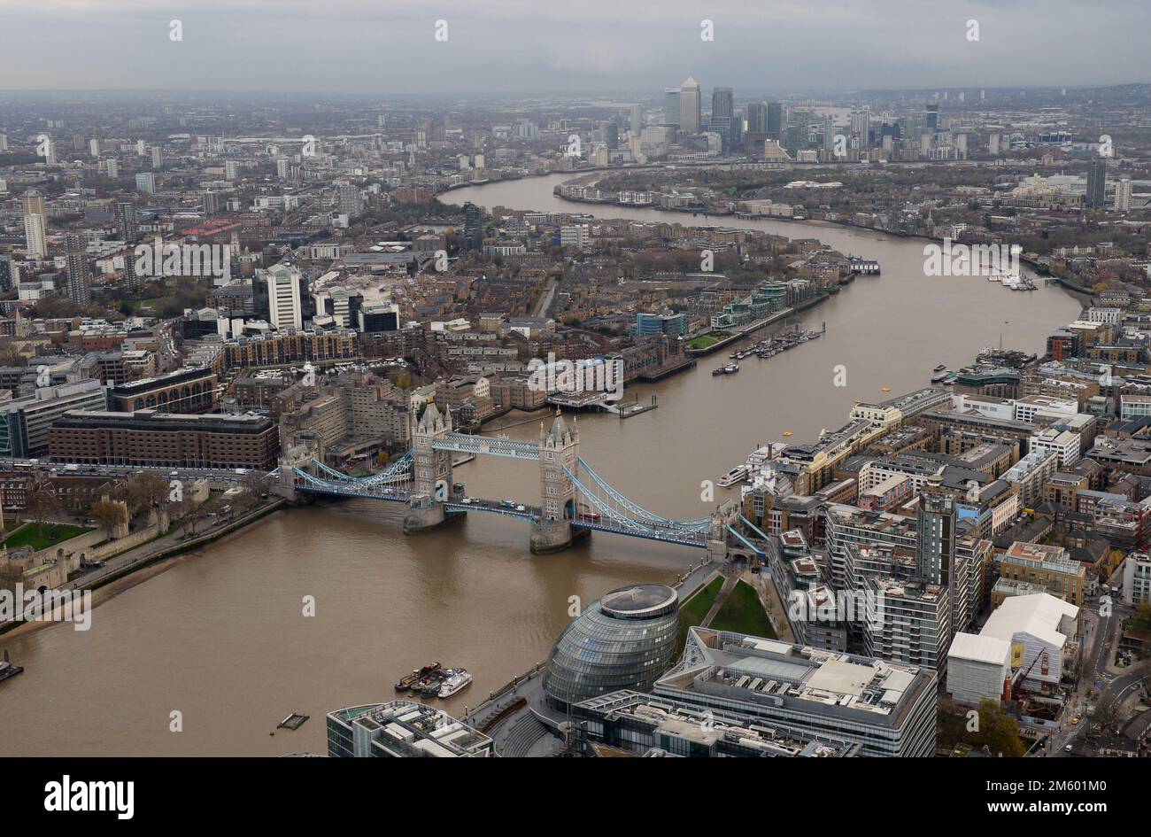 Photo du dossier datée du 02/12/2015 de Tower Bridge et de la Tour de Londres, à Londres, vue de The View at the Shard, à Londres. Le marché de Londres démarre 2023 dans un contexte sombre alors que le Royaume-Uni devrait plonger dans la récession et que les économies mondiales se débattent avec une inflation record dans le contexte de la crise des coûts et de l'énergie. Date de publication : dimanche 1 janvier 2023. Banque D'Images