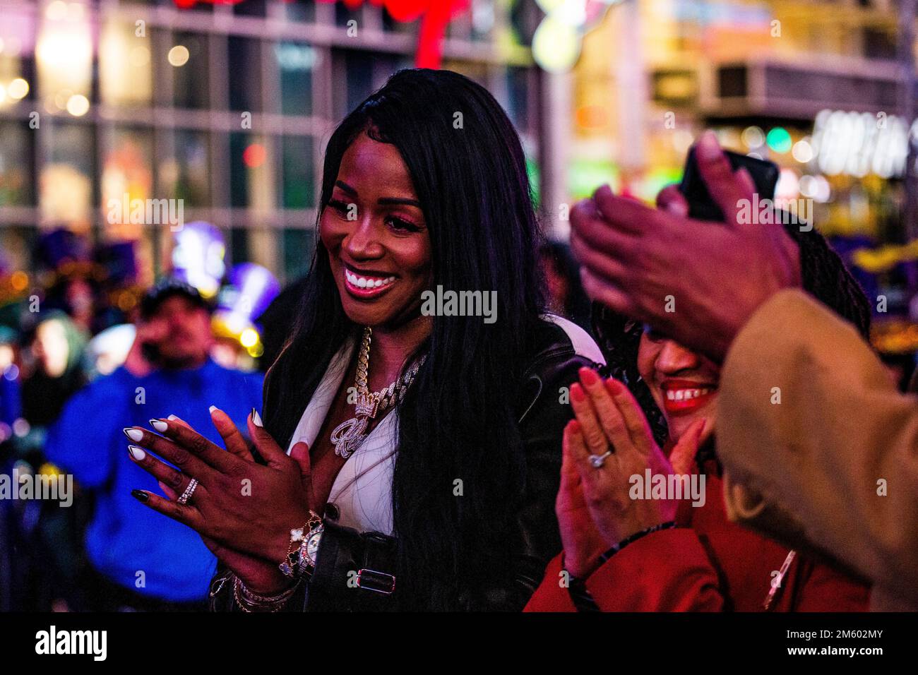 New York, États-Unis. 01st janvier 2023. Le rappeur Remy Ma donne un entretien lors de la célébration de la Saint-Sylvestre 2023 à Times Square, New York. (Photo par Erin Lefevre/NurPhoto) Credit: NurPhoto SRL/Alay Live News Banque D'Images