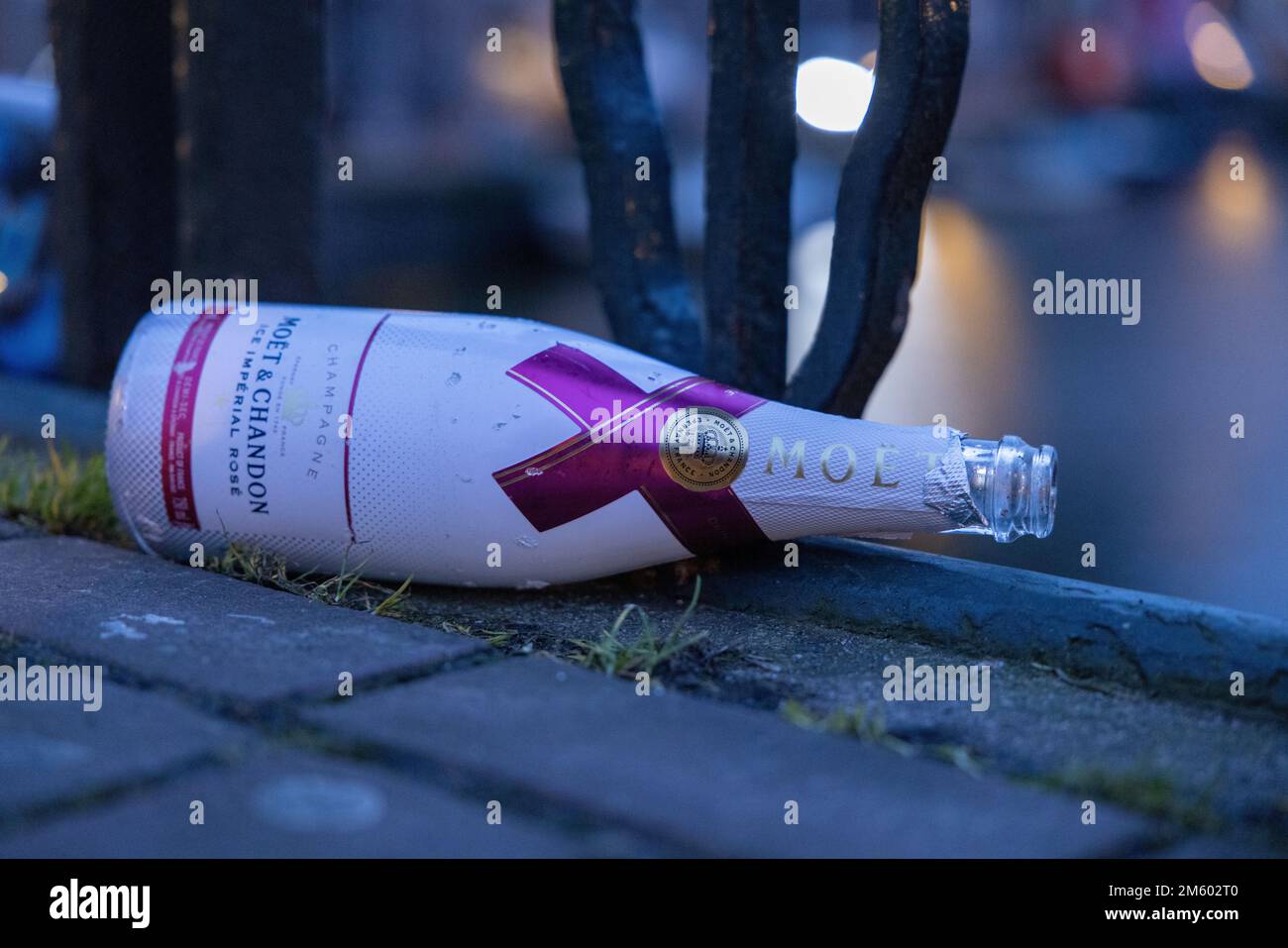 AMSTERDAM - Mess de la Saint-Sylvestre sur la Leidsestraat. Les équipes de nettoyage se sont mises en route tôt le jour de l'an pour nettoyer les restes de la Saint-Sylvestre. ANP MICHEL VAN BERGEN pays-bas - belgique Banque D'Images