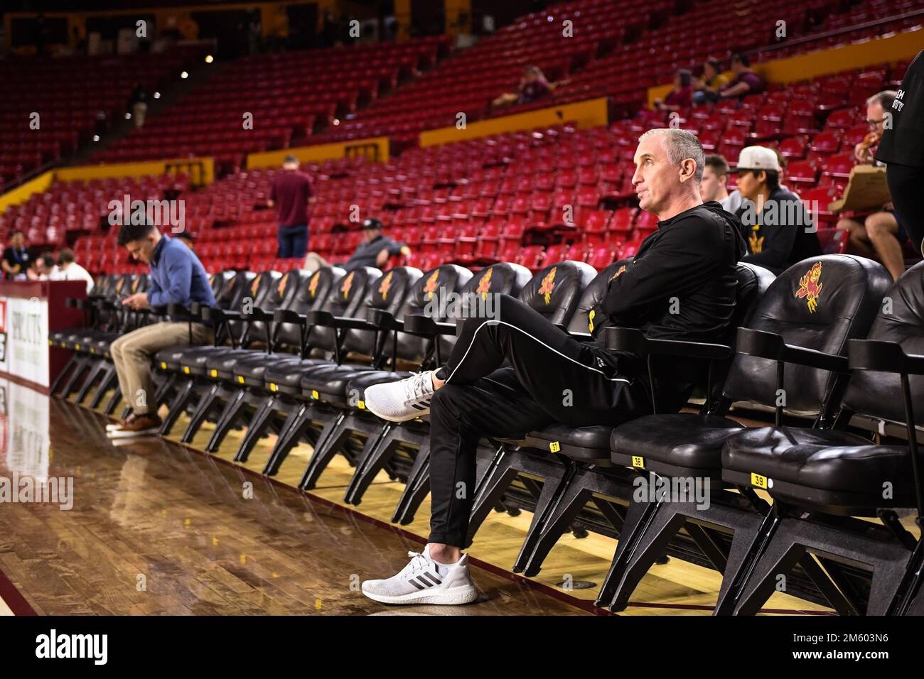 Bobby Hurley, entraîneur-chef de l'État de l'Arizona, regarde les échauffements avant un match de basket-ball NCAA contre l'université de l'Arizona à Tempe, Arizona, Satu Banque D'Images