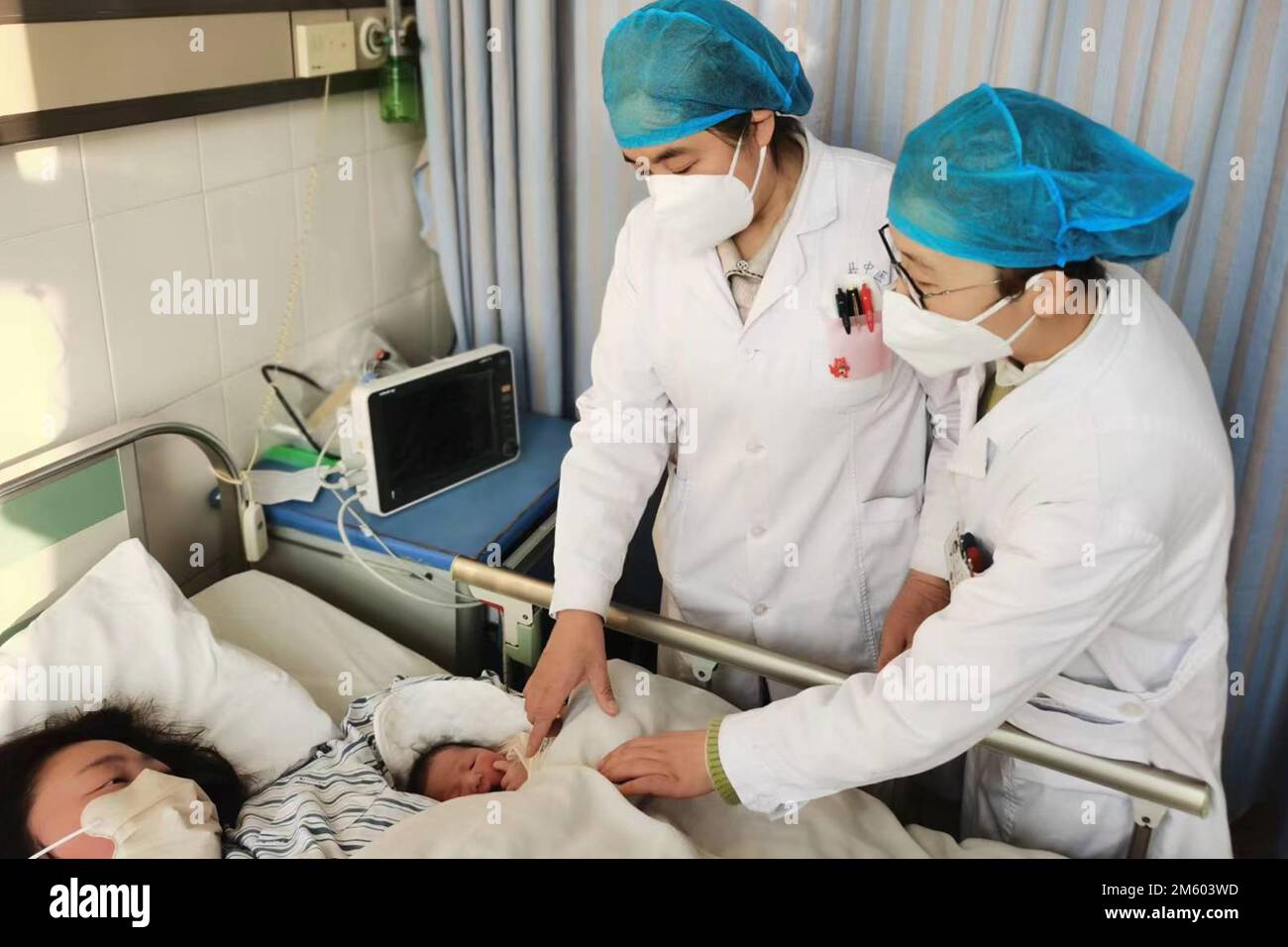 LIANYUNGANG, CHINE - le 1 JANVIER 2023 - Une jeune fille de 3 530 grammes est née dans la salle d'accouchement no 1 de l'hôpital obstétrique et gynécologie Banque D'Images