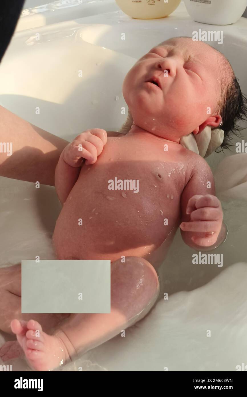 LIANYUNGANG, CHINE - le 1 JANVIER 2023 - Une jeune fille de 3 530 grammes est née dans la salle d'accouchement no 1 de l'hôpital obstétrique et gynécologie Banque D'Images