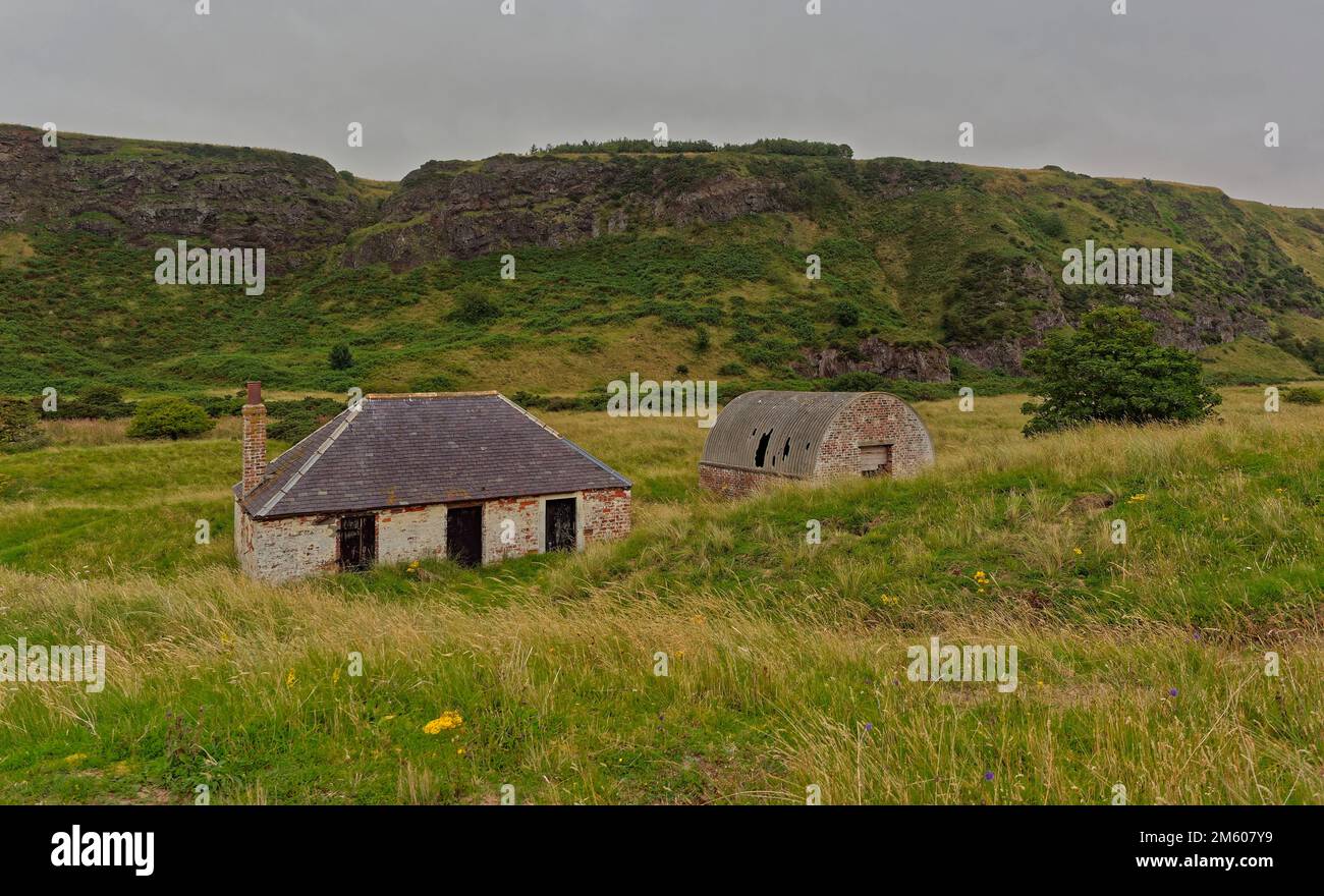 Un des bothies de saumon en brique avec équipement et glace à côté derrière les dunes de St Cyrus Beach dans Aberdeenshire. Banque D'Images