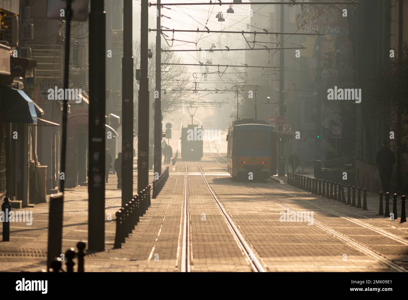 Sofia, Bulgarie. 01 janvier 2023. Matin brumeux dans le centre de Sofia. C'est un temps chaud inhabituel et il n'y a pas de neige à des températures allant jusqu'à 15 C. Banque D'Images