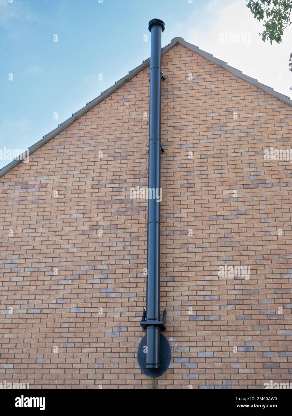 Un conduit de fumée externe a été ajouté à l'extérieur de la maison dans le Wiltshire, en Angleterre, au Royaume-Uni. Banque D'Images