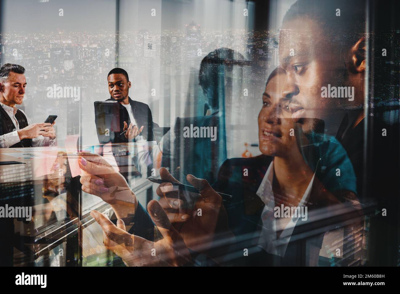 Les employés de bureau travaillent ensemble à l'analyse des données et des graphiques Banque D'Images