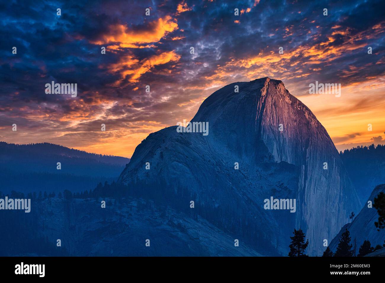 Demi-dôme, montagne en granit, formes rondes, sommet au coucher du soleil, ciel nocturne spectaculaire, Yosemite Valley, Californie, États-Unis Banque D'Images