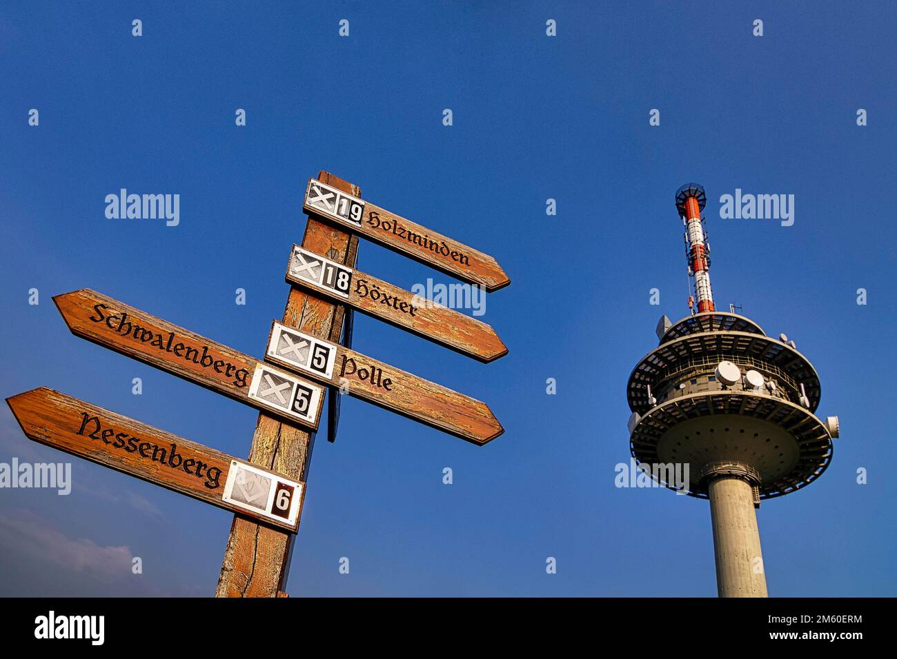 Panneau pour les sentiers de randonnée à Holzminden et Hoexter à Koeterberghaus, tour de télécommunications, ciel bleu, Koeterberg, Luegde, Weserbergland, Nord Banque D'Images
