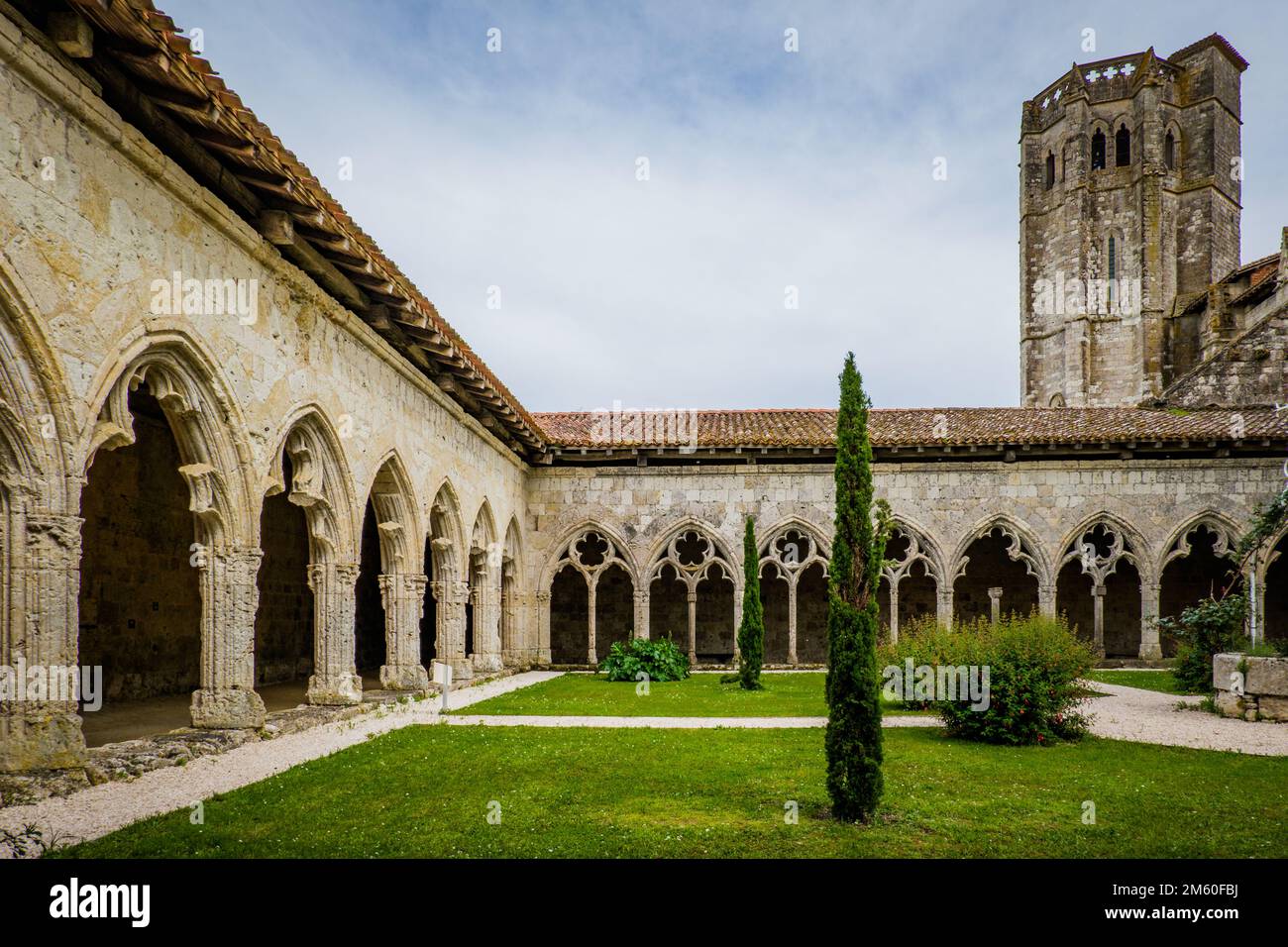 Le cloître médiéval et la tour de l'église collégiale Saint-Pierre à la Romieu, au sud de la France (Gers) Banque D'Images