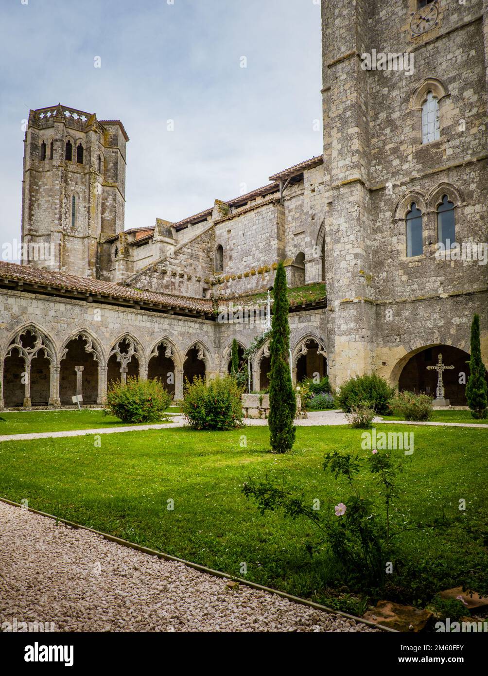 Le cloître médiéval et la tour de l'église collégiale Saint-Pierre à la Romieu, au sud de la France (Gers) Banque D'Images