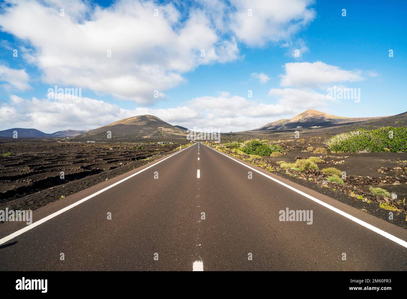 Paysage de Lanzarote intérieure, route à travers les vignobles et les volcans, îles Canaries, Espagne Banque D'Images