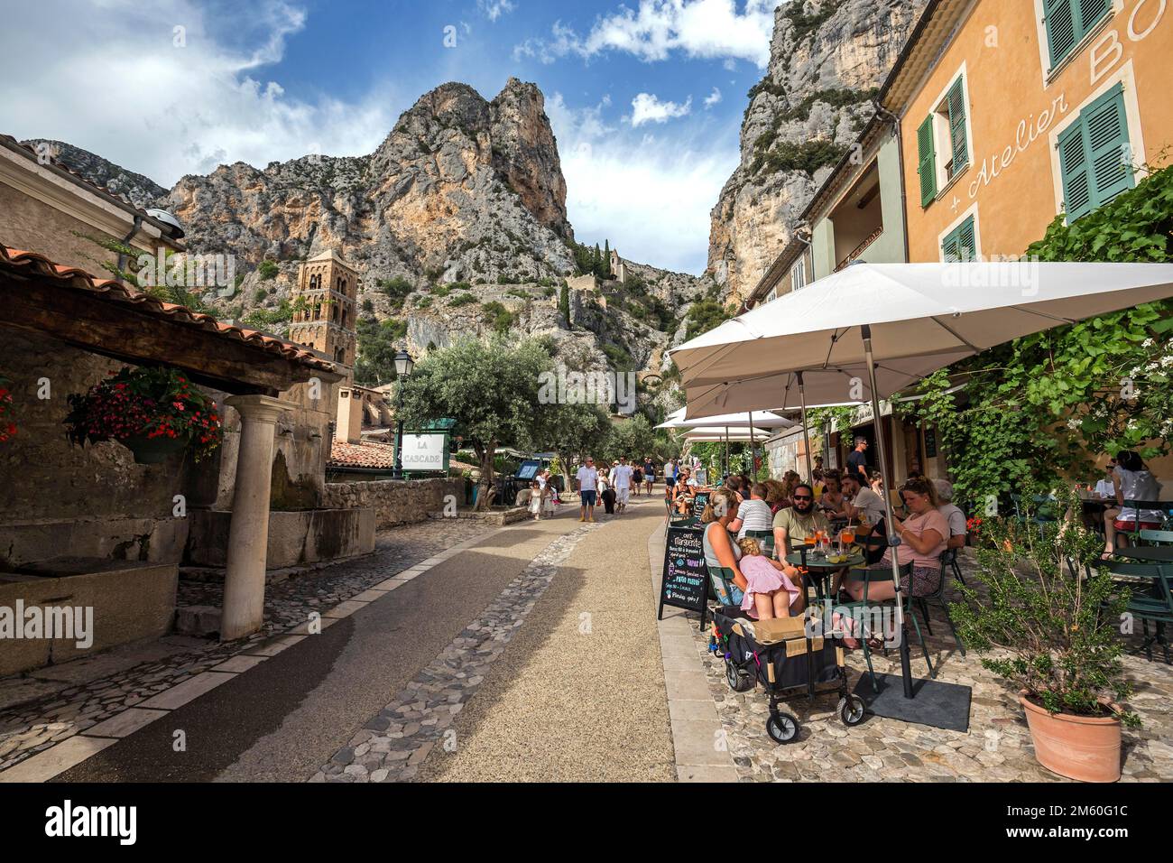 Allée avec restaurants à Moustiers-Sainte-Marie, Département Alpes-de-haute-Provence, région Provence-Alpes-Côte d'Azur, Provence, France Banque D'Images