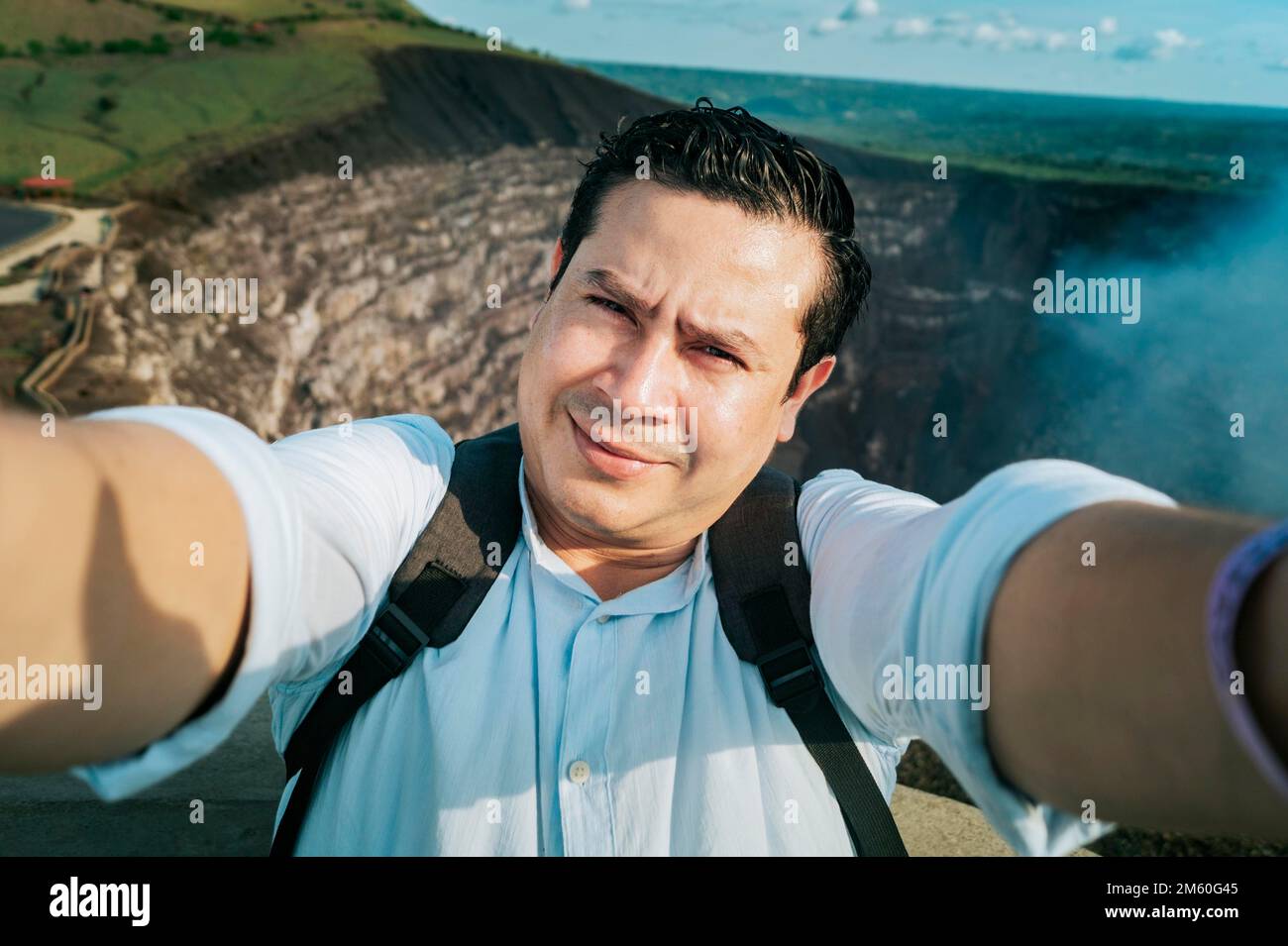 Les aventuriers prennent un selfie au point de vue. Gros plan d'une personne prenant un selfie d'aventure, touriste prenant un selfie à un point de vue. Beau Banque D'Images