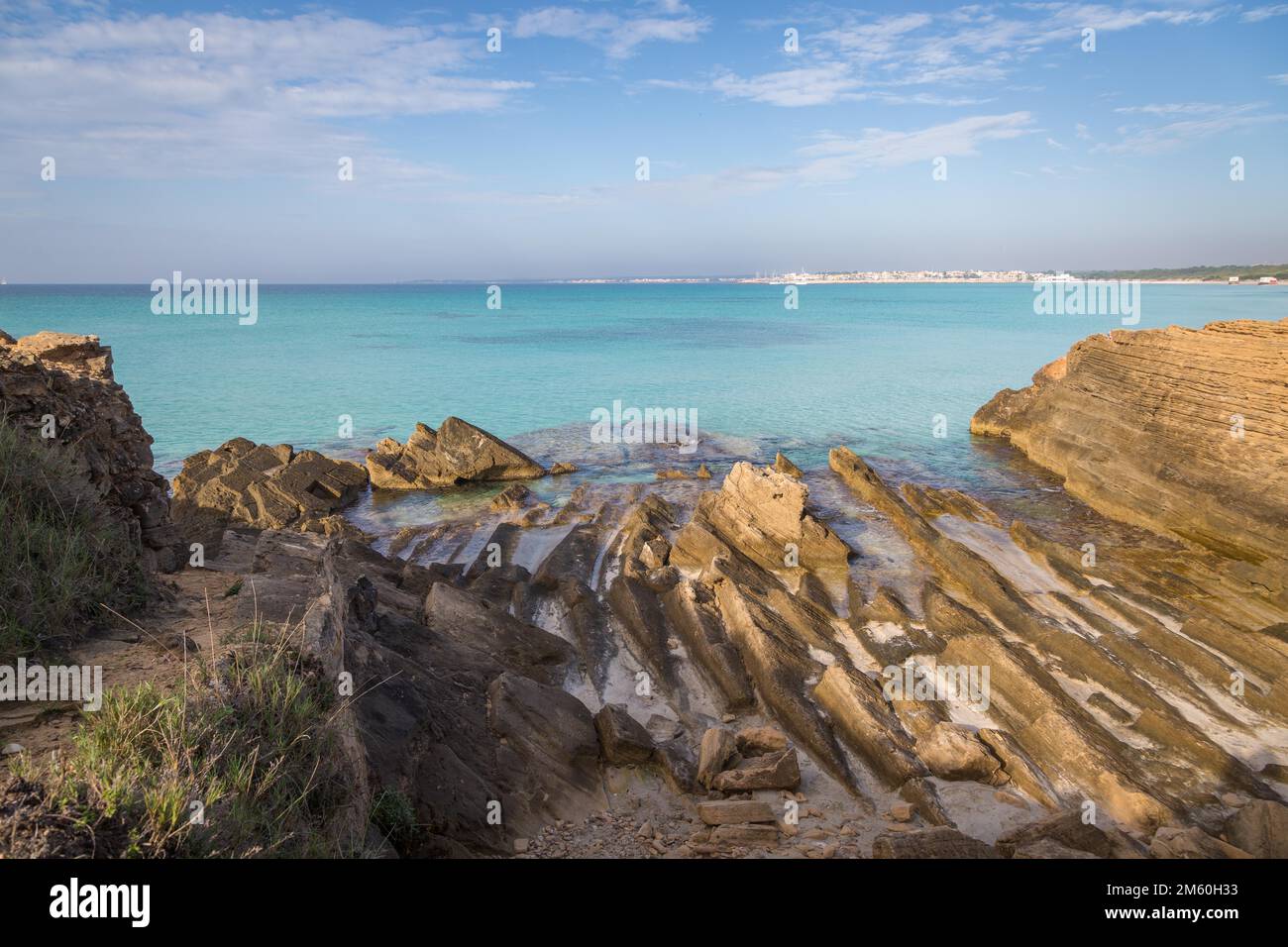Côte rocheuse avec jetée, Ses Covetes, Majorque, Espagne Banque D'Images