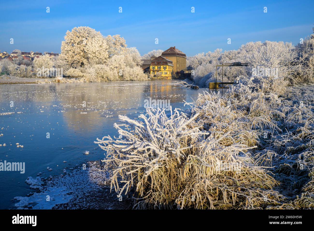 Paysage fluvial avec des hiarfrost et de la glace, Eder, Grifte, Hesse, Allemagne Banque D'Images