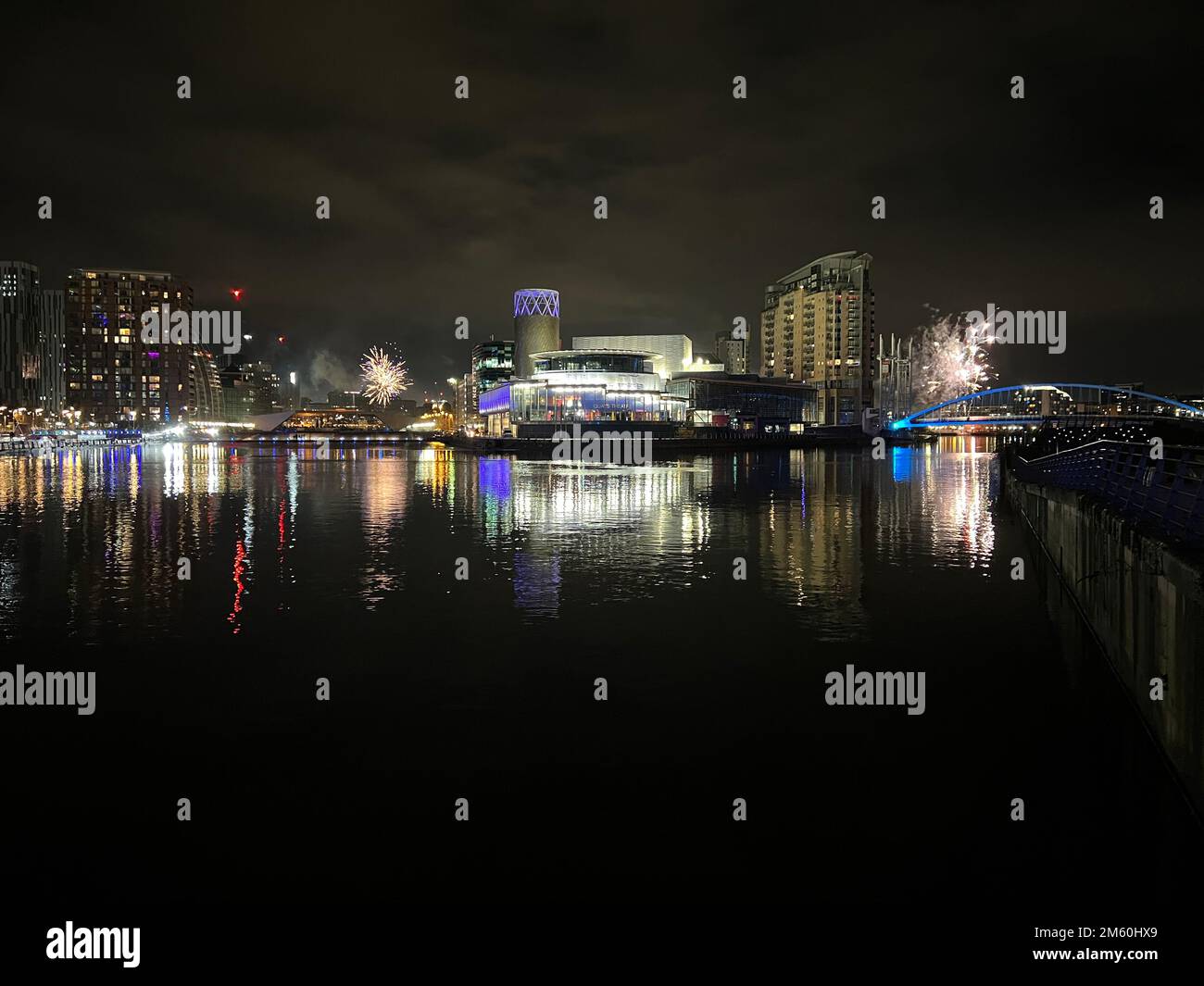 Feux d'artifice de la Saint-Sylvestre à Media City, Salford Quays Banque D'Images