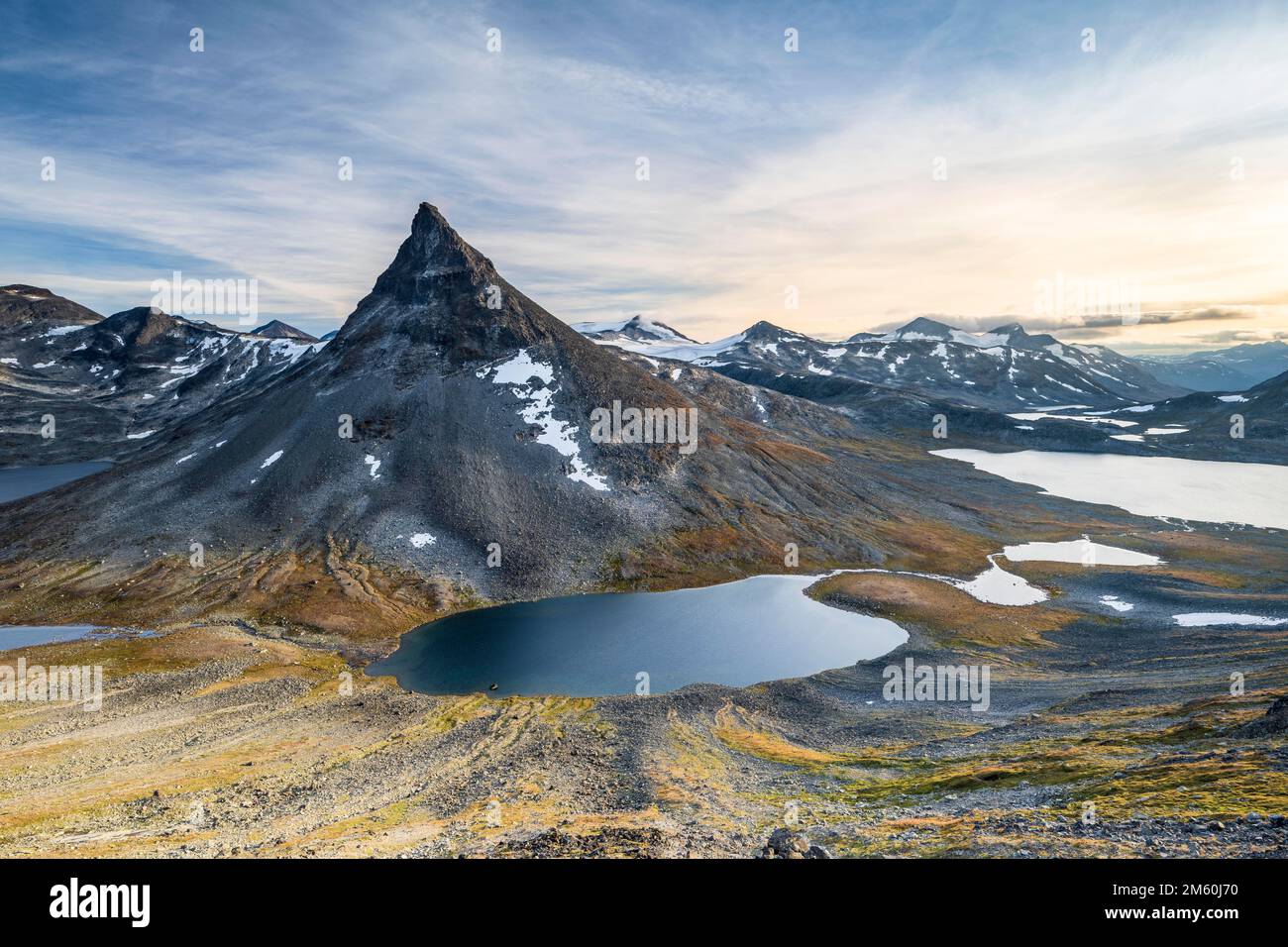 Mont Kyrkja avec paysage de montagne et lacs, Leirdalen, parc national de Jotunheimen, Norvège Banque D'Images