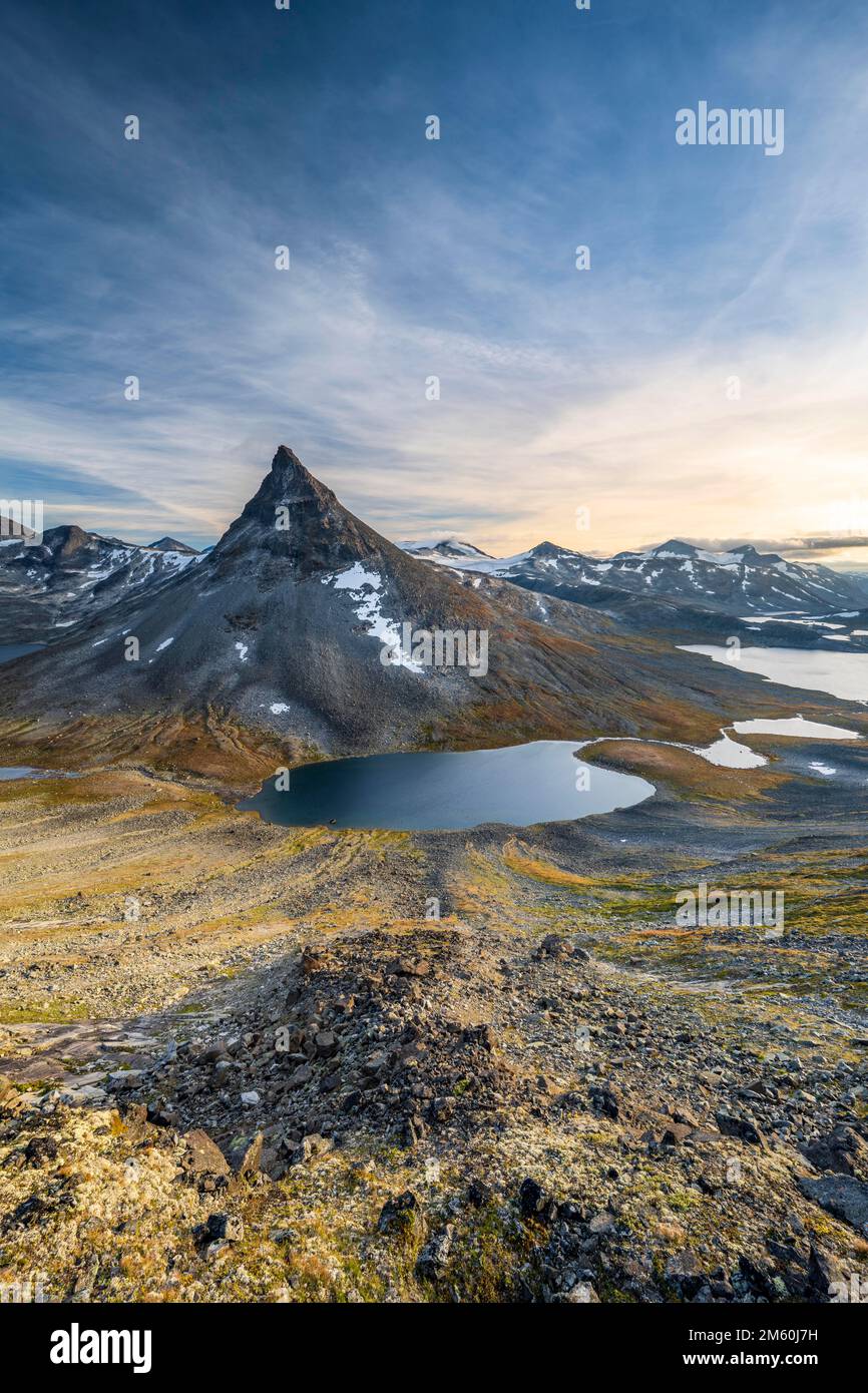 Mont Kyrkja avec paysage de montagne et lacs, Leirdalen, parc national de Jotunheimen, Norvège Banque D'Images