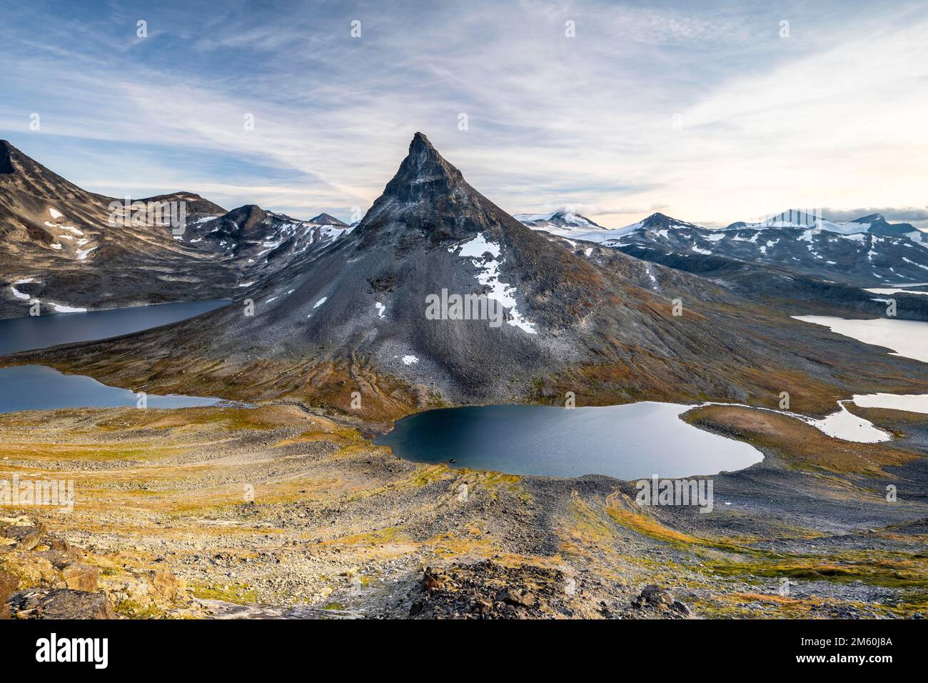 Mont Kyrkja avec paysage de montagne et lacs, Leirdalen, parc national de Jotunheimen, Norvège Banque D'Images
