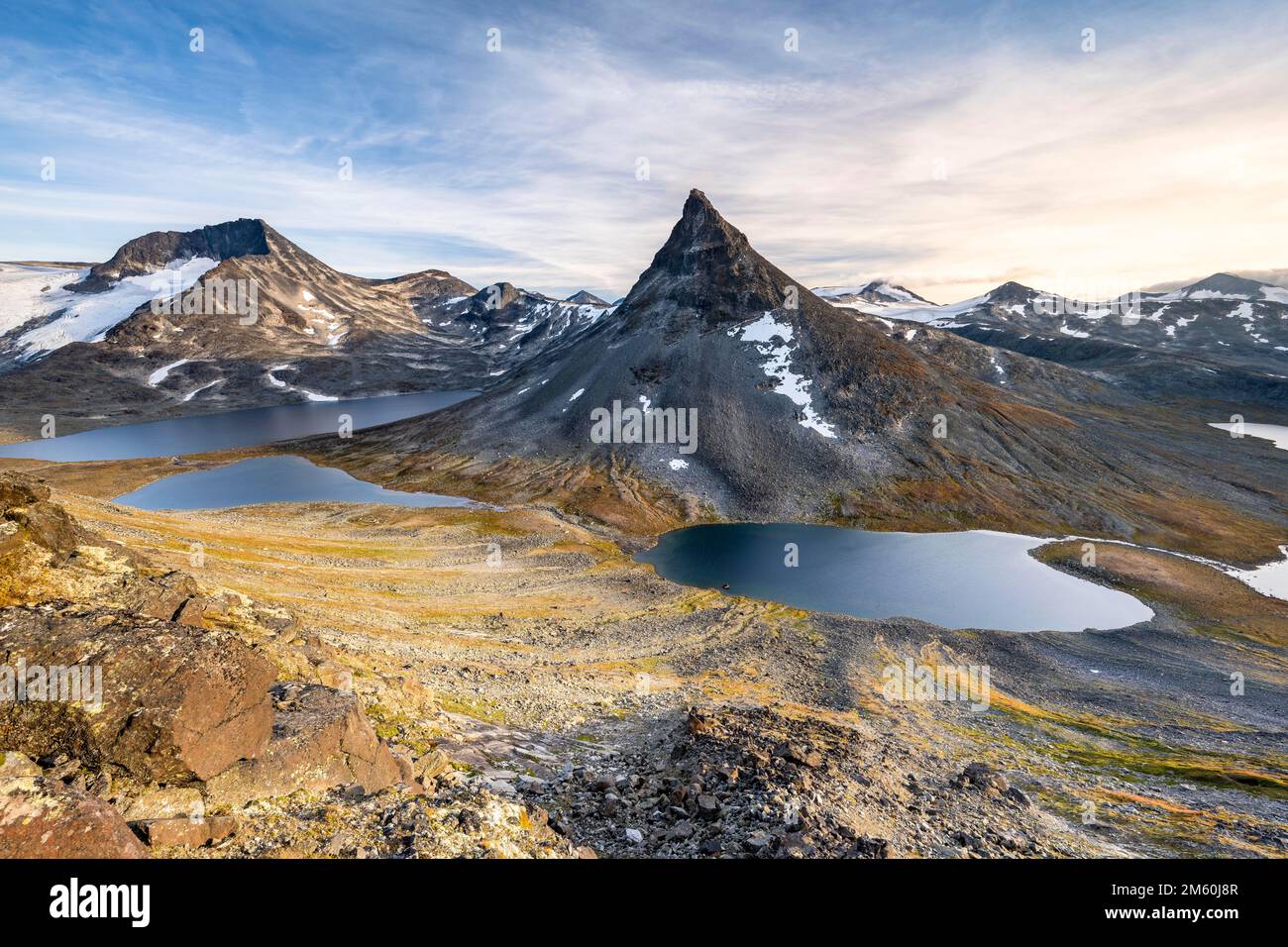 Mont Kyrkja avec paysage de montagne et lacs, Leirdalen, parc national de Jotunheimen, Norvège Banque D'Images