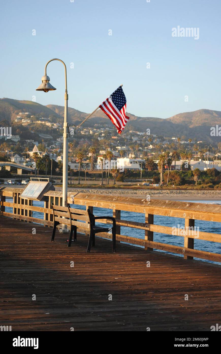 Drapeau américain agitant sur un poteau à Ventura Pier, Ventura, Californie, Etats-Unis Banque D'Images