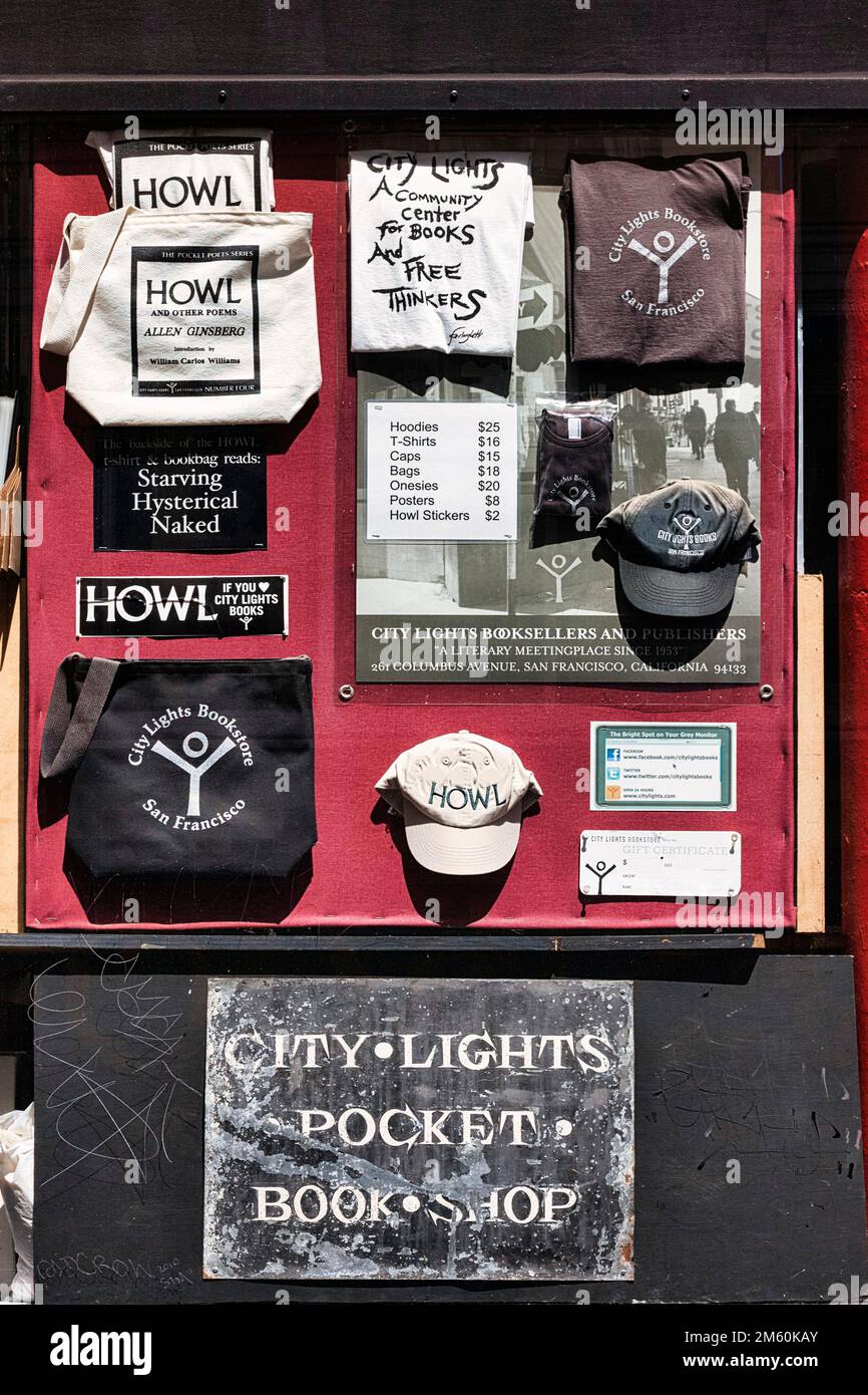 Souvenirs pour les touristes avec des sayings originaux, façade, librairie légendaire et éditeur, librairie City Lights, Columbus Avenue, North Beach Banque D'Images