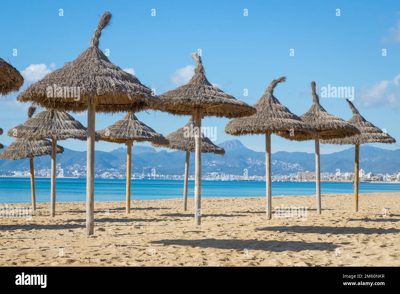 Plage vide avec parasols, El Arenal, Playa de Palma, Majorque, Espagne Banque D'Images