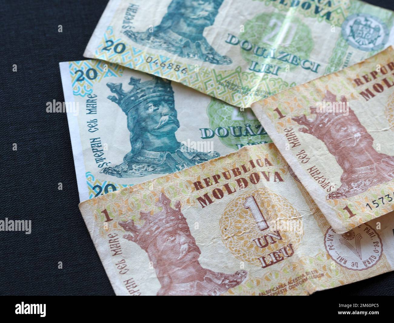 Billets moldaves de 1 et 20 leu avec un portrait de Stefan III le Grand sur fond noir Banque D'Images