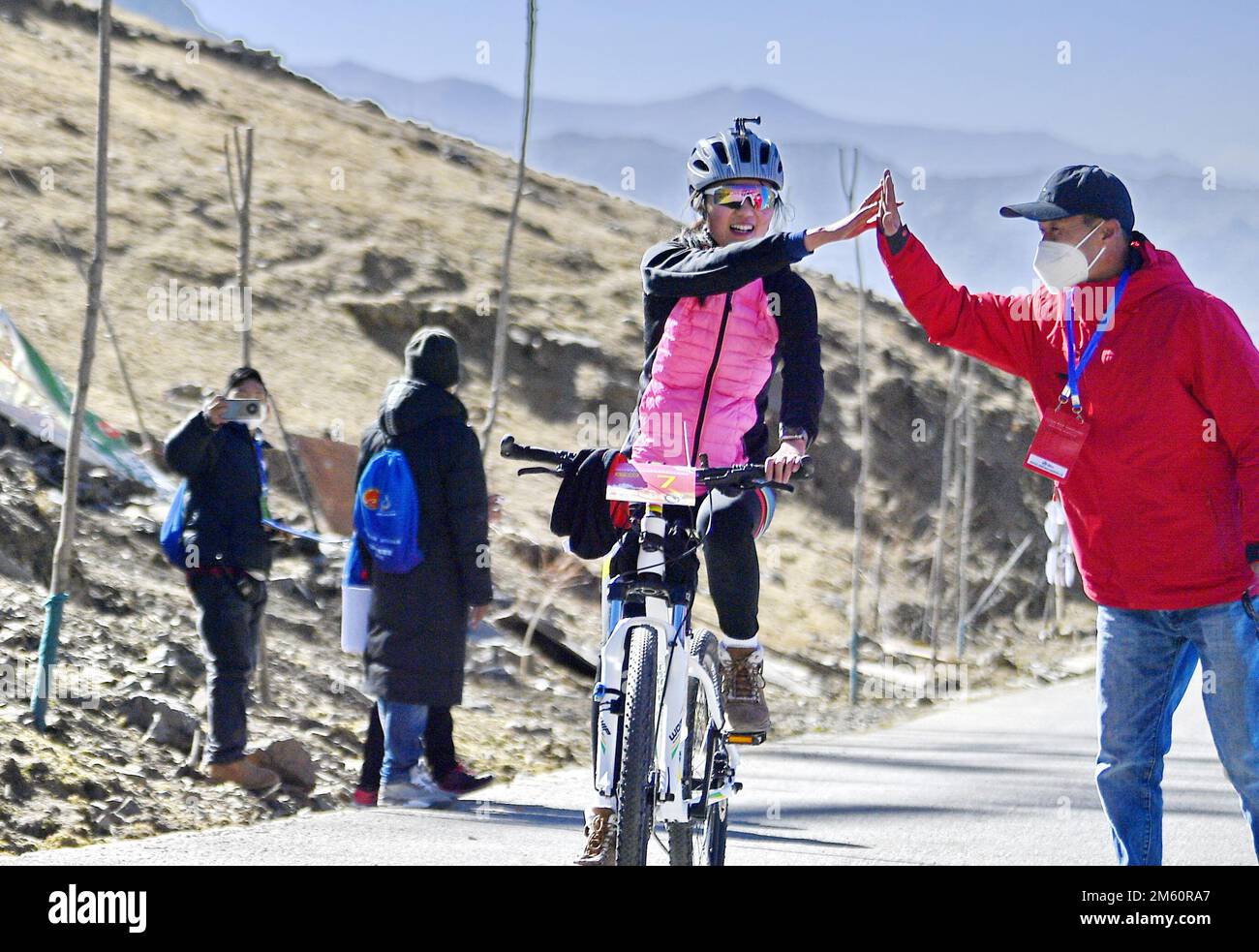 Pékin, région autonome du Tibet en Chine. 1st janvier 2023. Un participant célèbre après avoir atteint la ligne d'arrivée lors d'une compétition de vélo à Lhassa, capitale de la région autonome du Tibet, dans le sud-ouest de la Chine, le 1 janvier 2023. Les gens participent à diverses activités de loisirs pour passer les vacances du nouvel an. Credit: Zhang Rufeng/Xinhua/Alamy Live News Banque D'Images