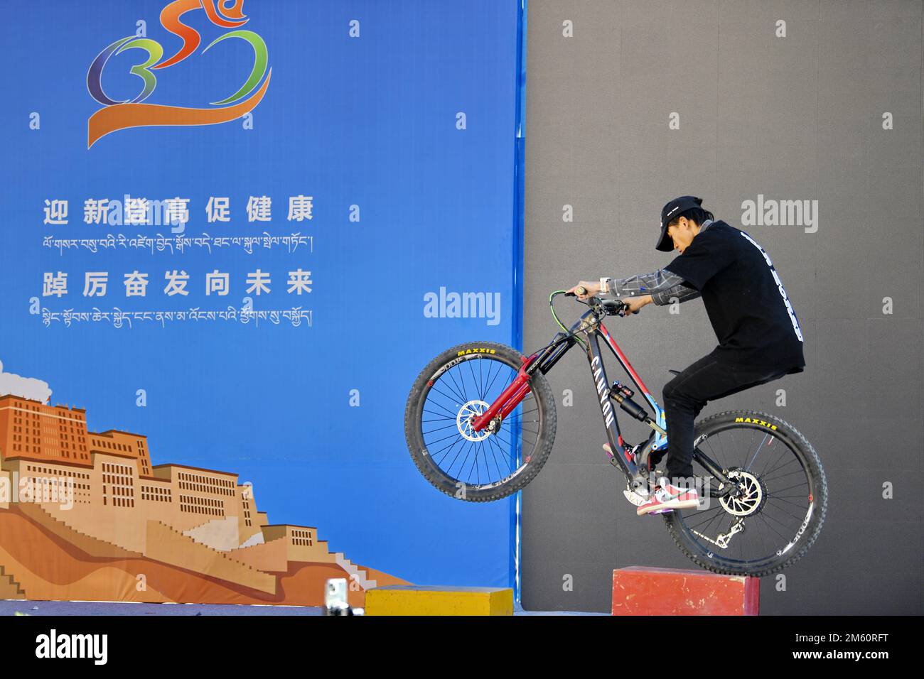 Pékin, région autonome du Tibet en Chine. 1st janvier 2023. Un participant participe à une compétition de vélo à Lhassa, capitale de la région autonome du Tibet du sud-ouest de la Chine, le 1 janvier 2023. Les gens participent à diverses activités de loisirs pour passer les vacances du nouvel an. Credit: Zhang Rufeng/Xinhua/Alamy Live News Banque D'Images