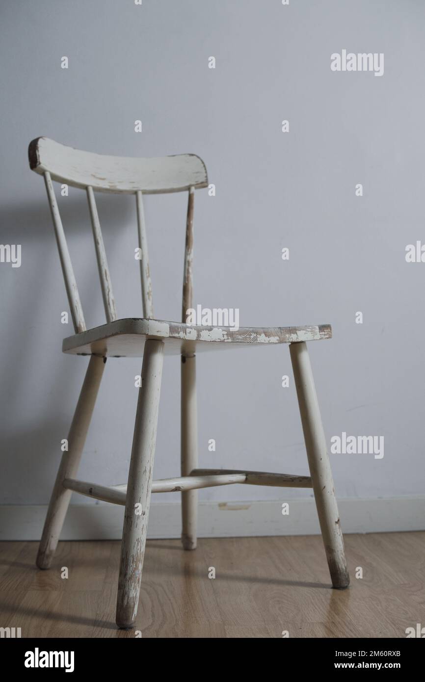 chaise longue en bois blanc sur parquet avec lit bateau doux Banque D'Images