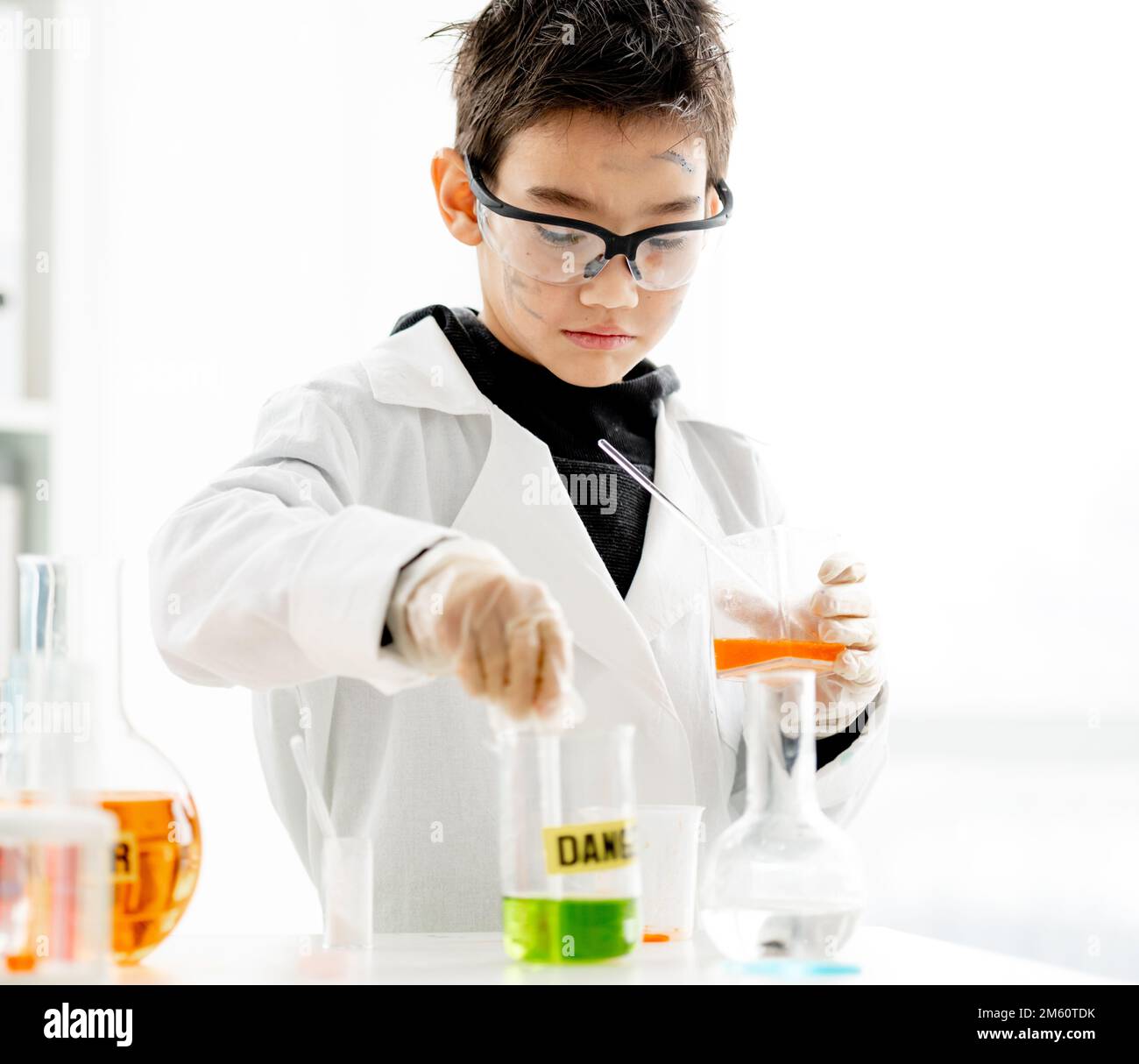 Garçon d'école en classe de chimie Banque D'Images