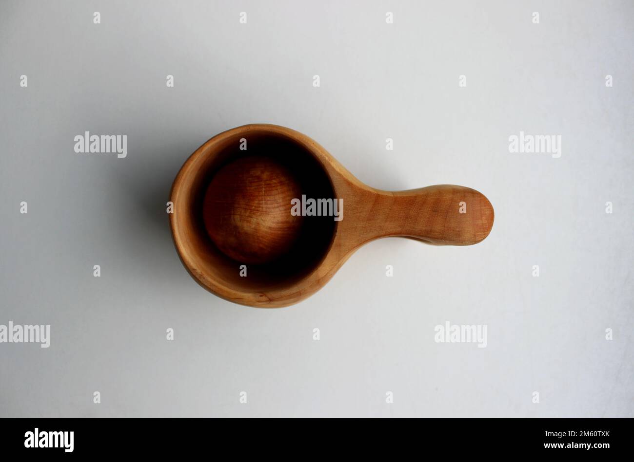 Coupe de bois de bouleau sculptée pour les broussailleuses avec une boule de bois ronde sur la surface blanche vue du dessus Banque D'Images