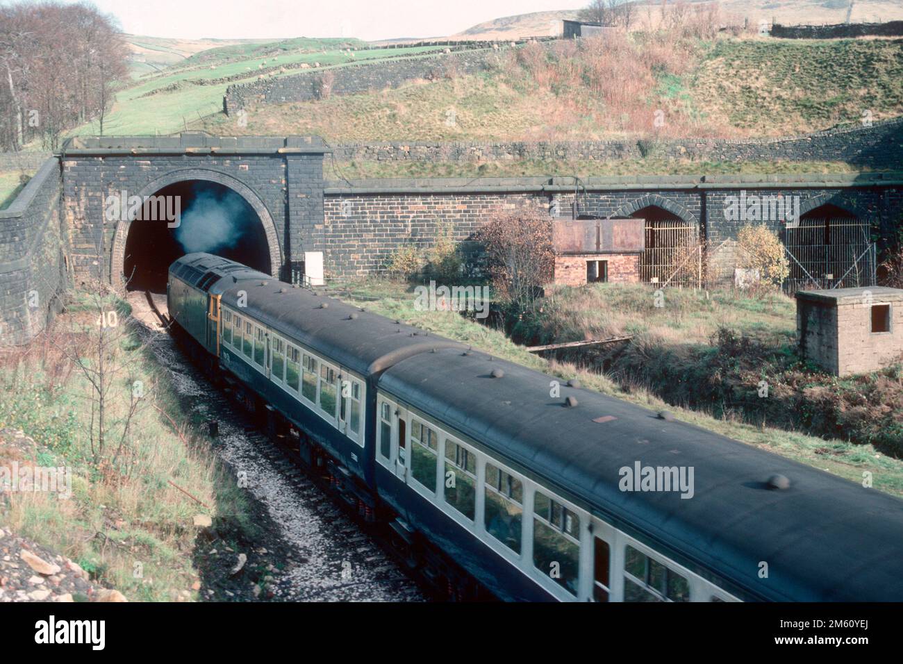 Train TRANS-Pennine entrant dans le tunnel ferroviaire de Standedge en 1982, Diggle, Greater Manchester Banque D'Images