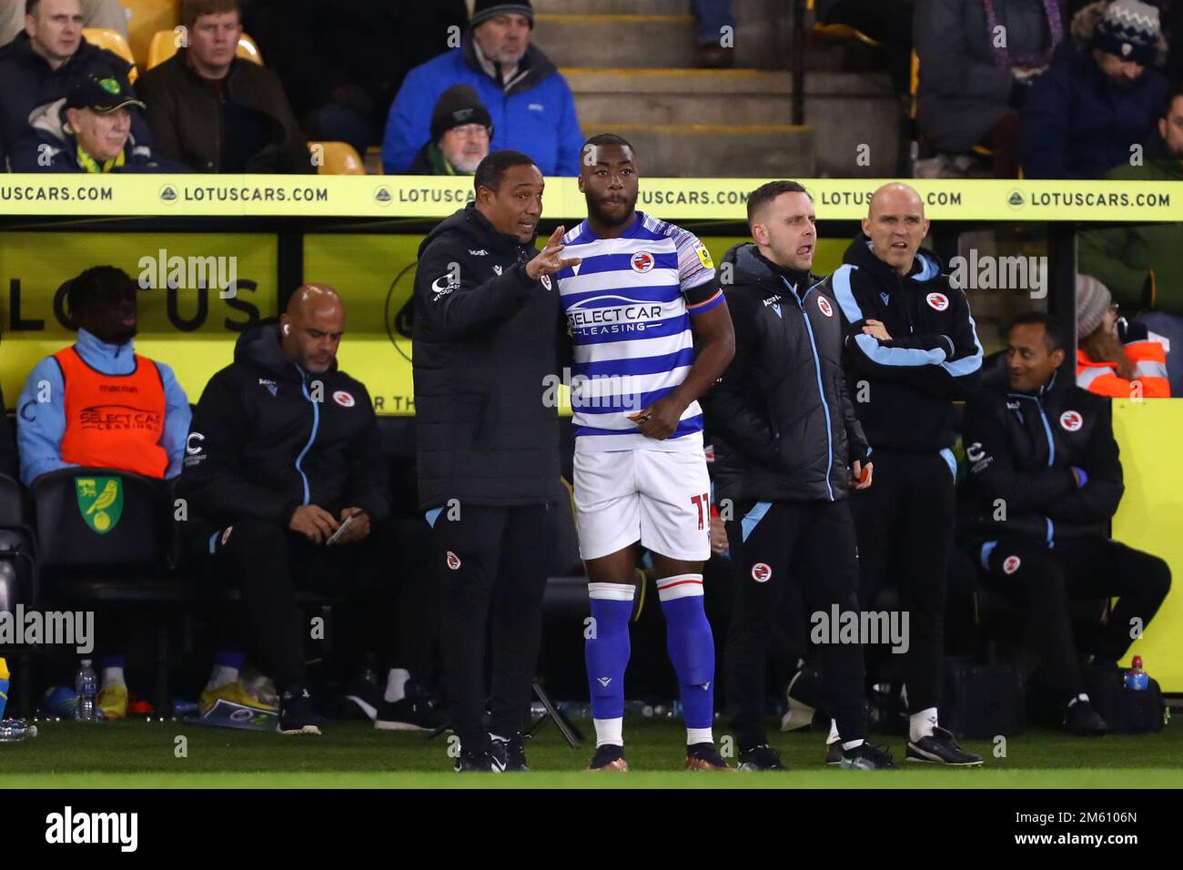 Le directeur de Reading, Paul Ince donne des instructions à Yakou Meite of Reading - Norwich City v Reading, Sky Bet Championship, Carrow Road, Norwich, UK - 30th décembre 2022 usage éditorial seulement - des restrictions DataCo s'appliquent Banque D'Images