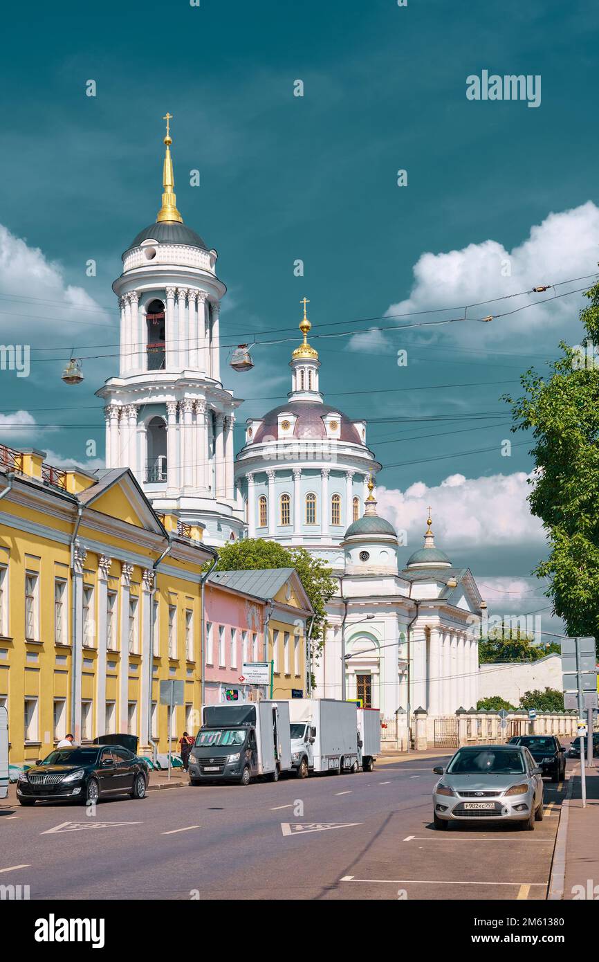 Vue de l'église Saint Martin le confesseur sur la rue Alexandre Soljenitsyn, construite 1791-1806, point de repère : Moscou, Russie - 04 août 2022 Banque D'Images