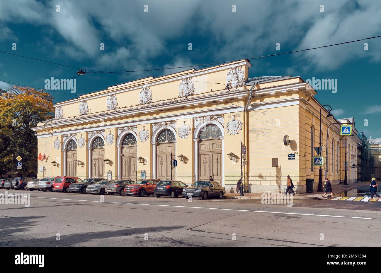Vue sur la façade du manège Mikhaïlovsky et des écuries de la place Manezh, construite dans le style du classicisme en 1798-1800, point de repère : St. Petersburg, R. Banque D'Images Vue sur la façade du manège Mikhaïlovsky et des écuries de la place Manezh, construite dans le style du classicisme en 1798-1800, point de repère : St. Petersburg, R. Banque D'Images