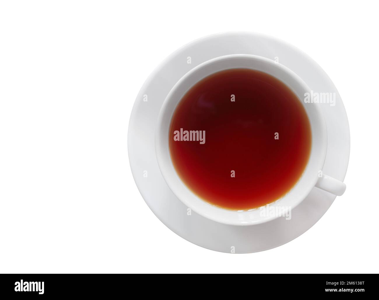 Tasse en céramique blanche avec thé sur une soucoupe, isolée sur un fond blanc Banque D'Images