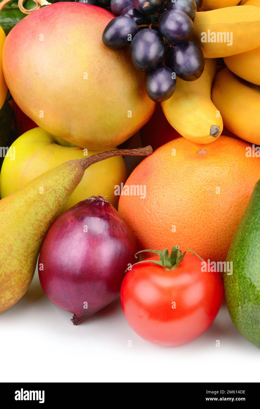 Composition de fruits et légumes isolés sur fond blanc. Photo verticale. Banque D'Images