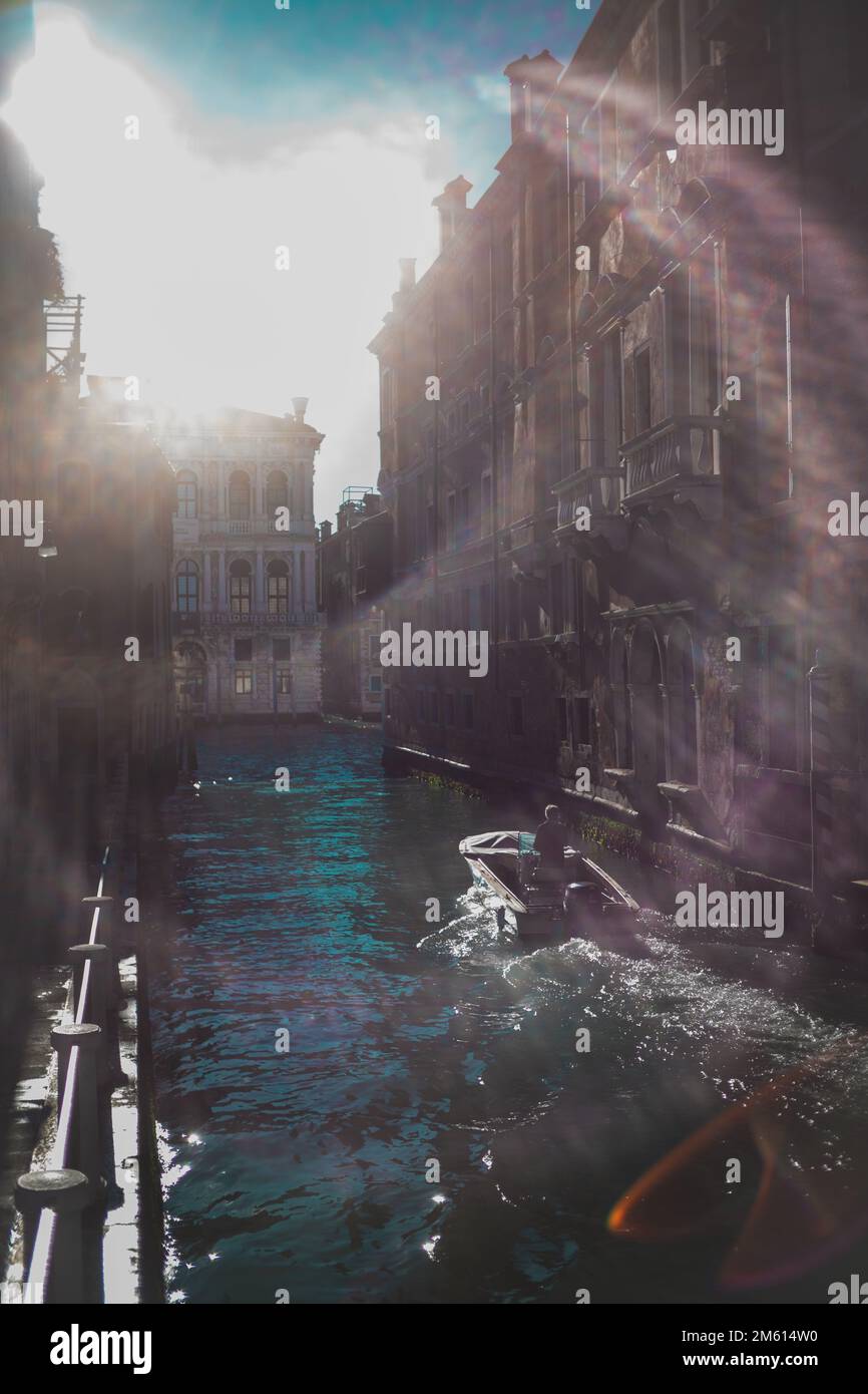Canal de Venise avec lumière du soleil réfléchie Banque D'Images