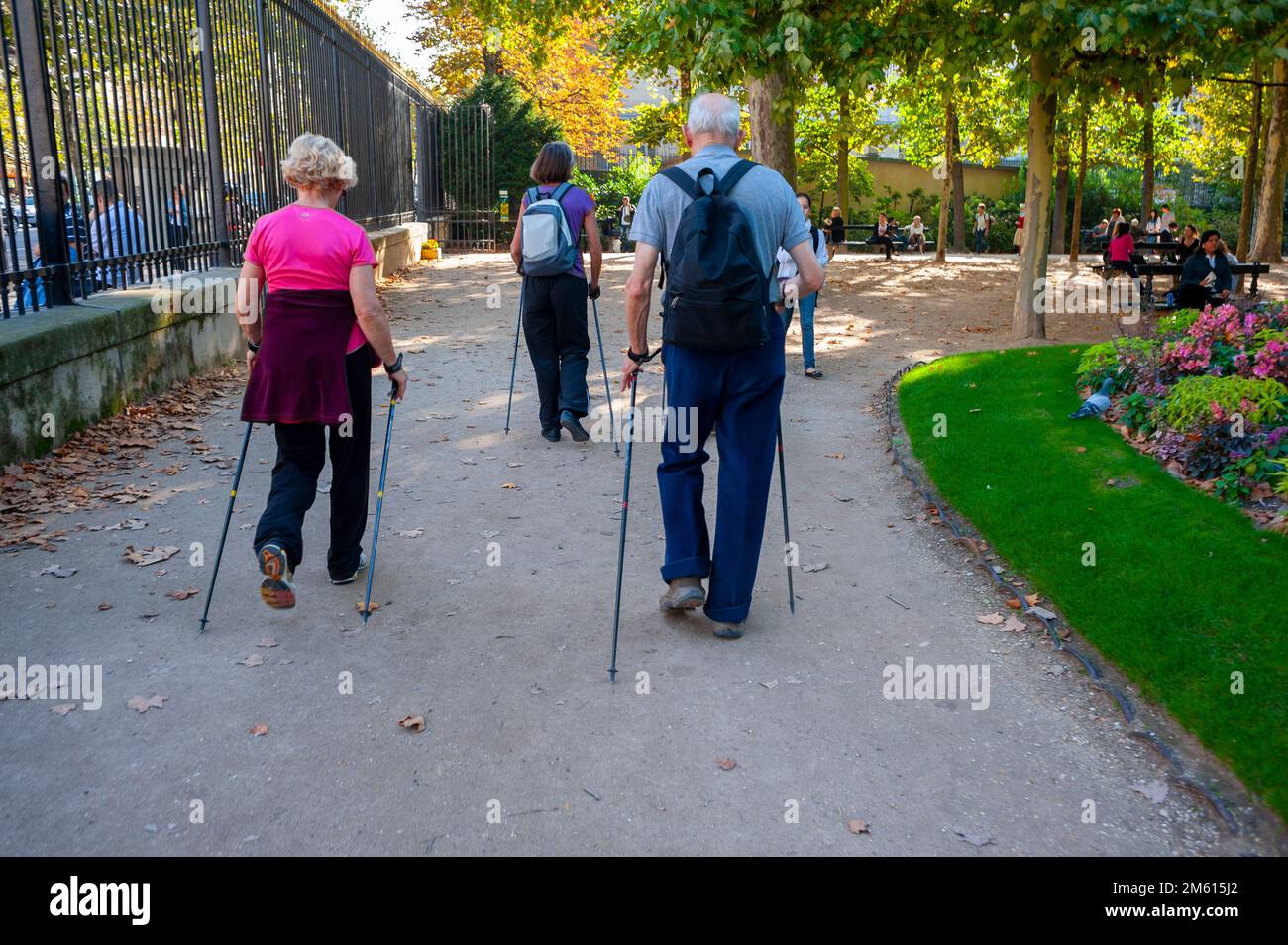 Paris, France - Français Senior adultes Nordic Walking Away, avec des cannes, dans les jardins du Luxembourg, vue arrière d'un petit groupe de personnes âgées Banque D'Images