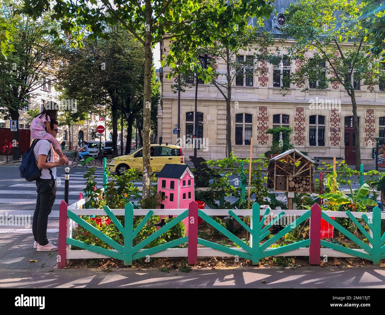 Paris, France, homme avec enfant sur les épaules, regardant les jardins publics de la Communauté française sur la scène de rue dans le 12ème arrondissement Banque D'Images