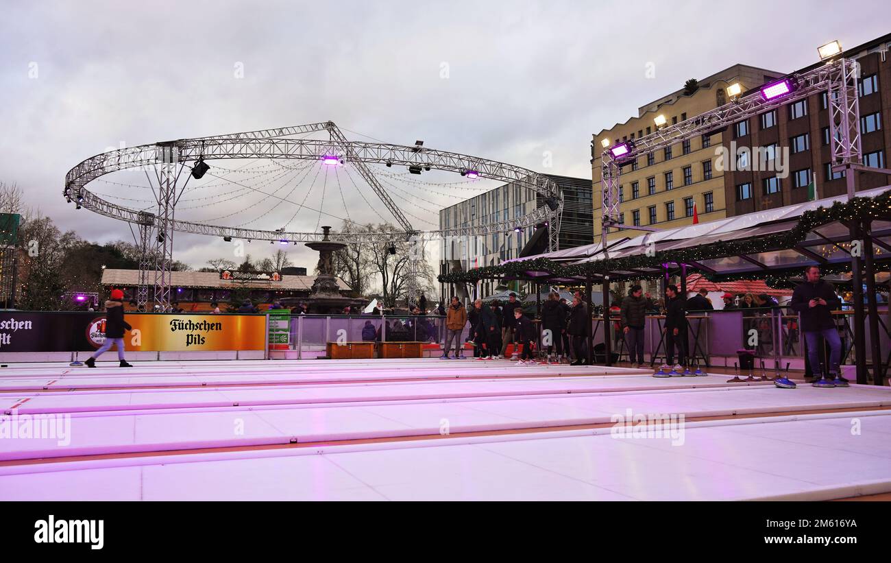 Piste de curling/patinage sur glace en plein air 'Kö-on-Ice' dans le centre-ville de Düsseldorf/Allemagne. Banque D'Images
