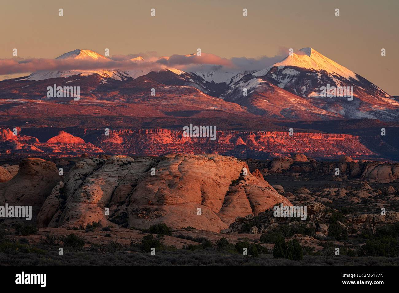 Les montagnes de la Sal ont été enneigées et les dunes pétrifiées au coucher du soleil dans le parc national d'Arches Banque D'Images