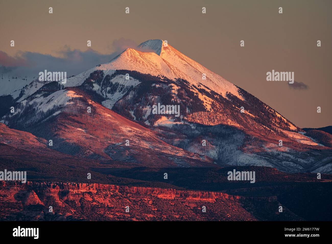 Les montagnes de la Sal ont été enneigées et les dunes pétrifiées au coucher du soleil dans le parc national d'Arches Banque D'Images