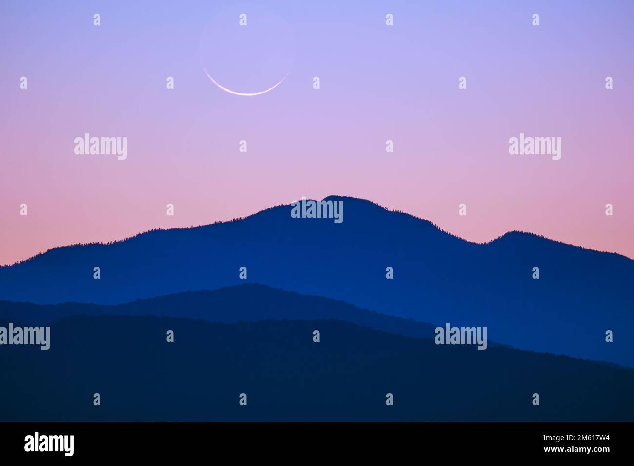 La nouvelle lune s'élève au-dessus des Smoky Mountains près de Townsend, Tennessee Banque D'Images